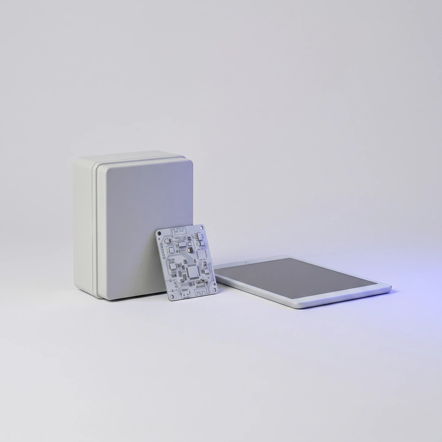 Beyaz bir kutunun önünde devre kartı ve yanında tablet